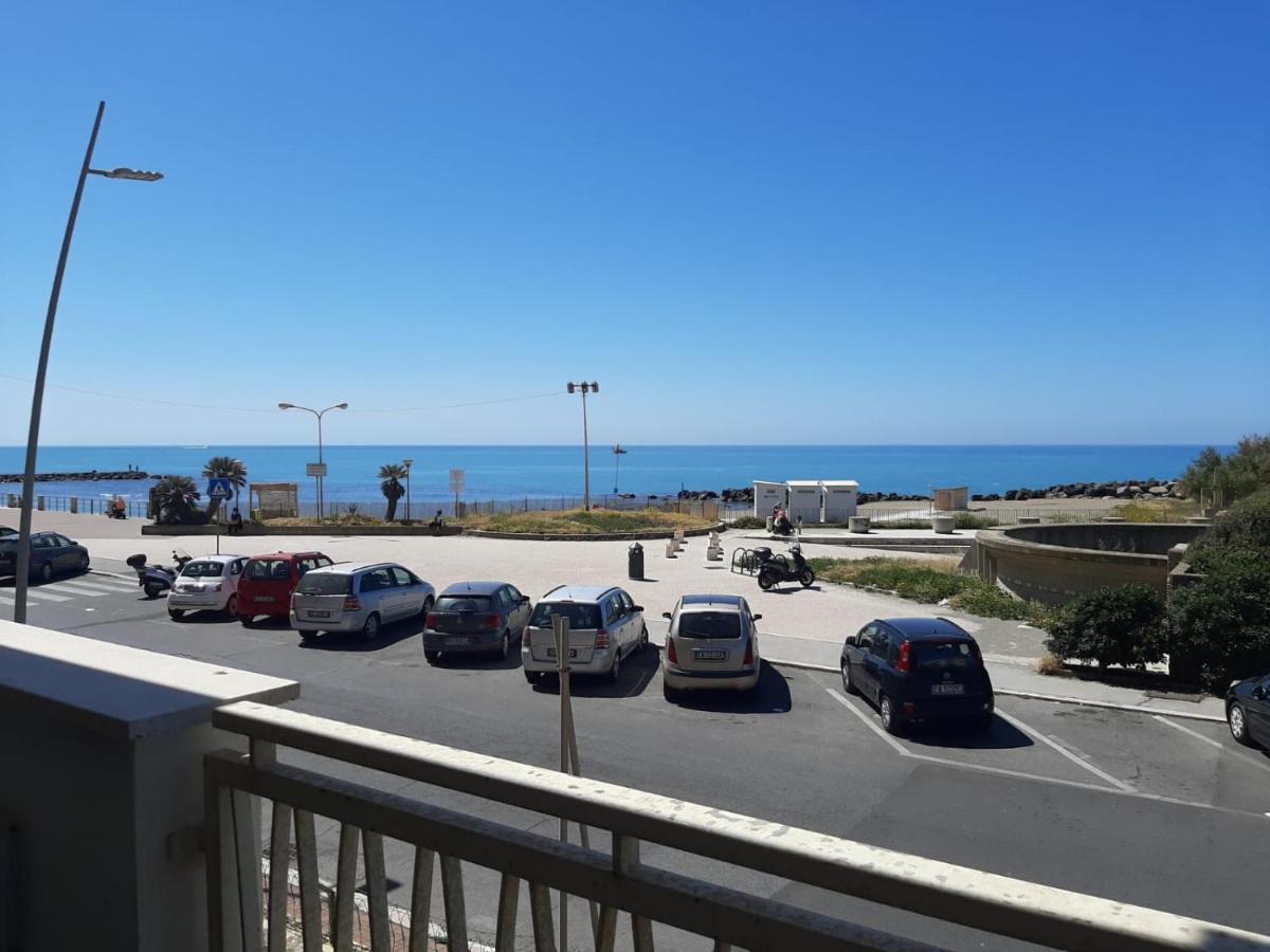 リド・ディ・オスティアLa Terrazza Sul Portoアパートメント エクステリア 写真